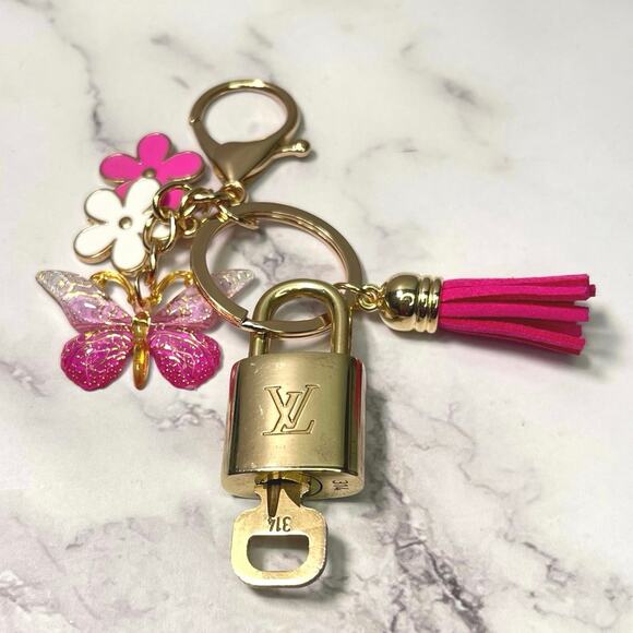 Louis Vuitton Lock & Key Set #314 with a Pink Butterfly & Tassel Charm Keychain - Picture 1 of 6